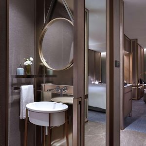 Deluxe Corner Room King